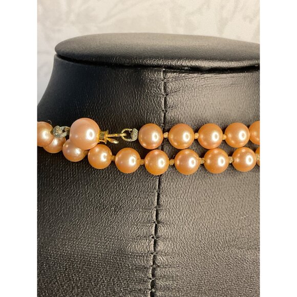 Elegant Faux Pearl Peach Pink Necklace With Gold Clasp Vintage Jewelry - Picture 3 of 3